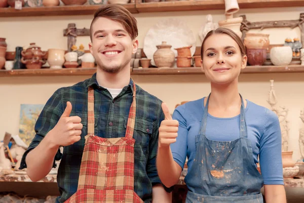 Potters muestra los pulgares hacia arriba —  Fotos de Stock