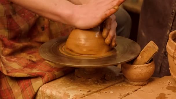 Future potter is studding — Stock Video