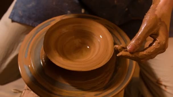 Çanak çömlek kerpiç tür ile yapma Potter — Stok video