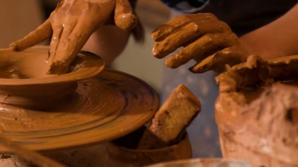 Future potter is studding — Stock Video