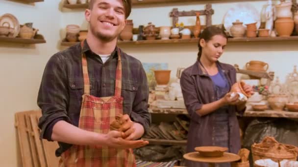働いて二人の陶工 — ストック動画