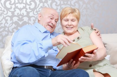 Çift evde bir kitap okur