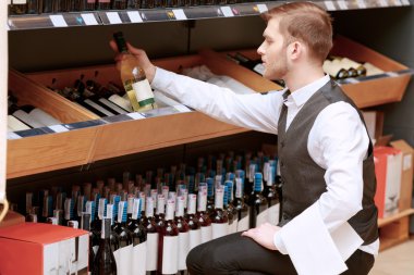 Sommelier mağaza raf yakınındaki