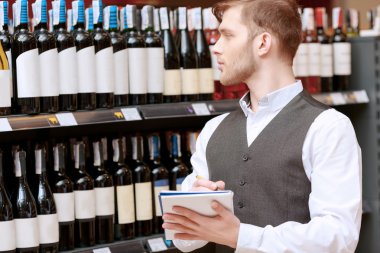 Sommelier bir not defteri ile