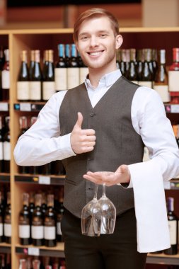 Sommelier bir tepsi ve gözlük