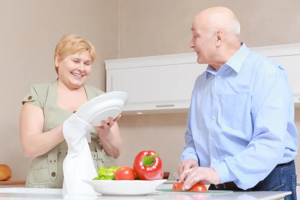 Senior couple housekeeping at home — Stock Photo, Image