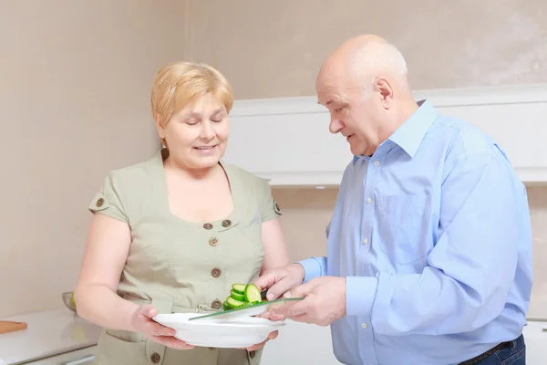 Pareja mayor en la cocina casera — Foto de Stock