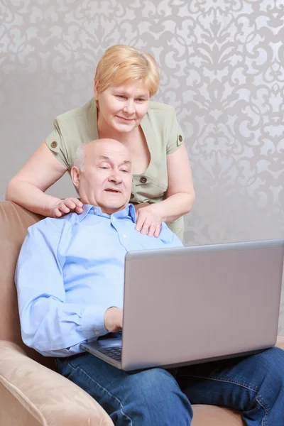 Couple works on the laptop — Stock Photo, Image