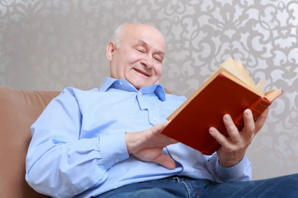 Ember olvas egy könyvet otthon — Stock Fotó
