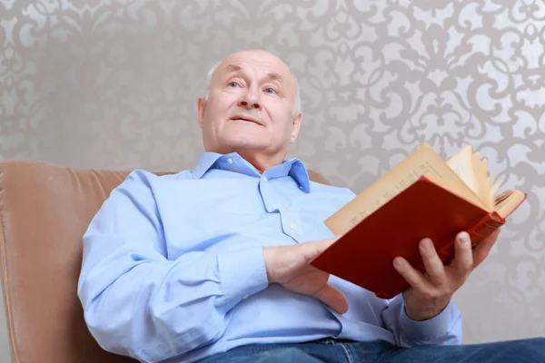 El hombre lee un libro en casa —  Fotos de Stock