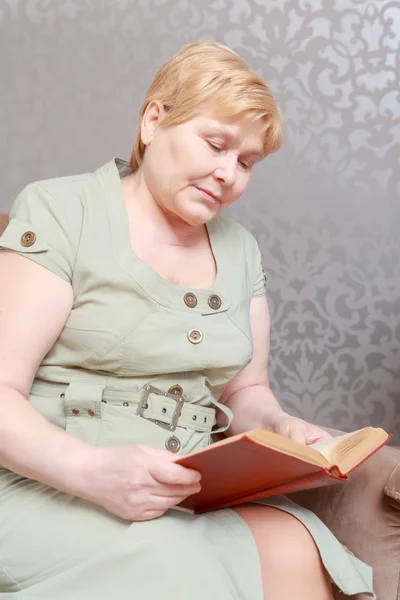 Kadın evde kitap okuyor. — Stok fotoğraf