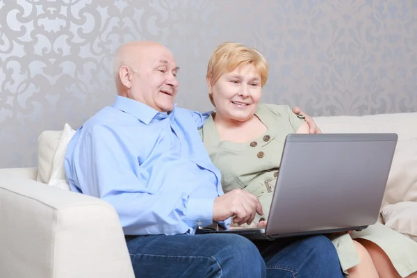 Couple with a laptop at home — Stock Photo, Image