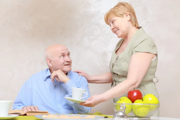 Couple drinks tea at home — Stock Photo, Image