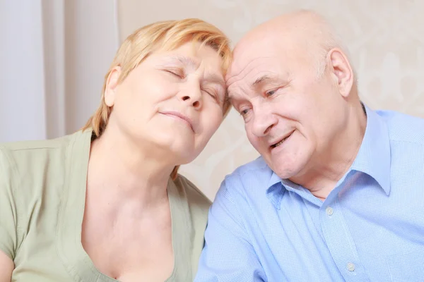 Elderly couple sitting together — Stock Photo, Image