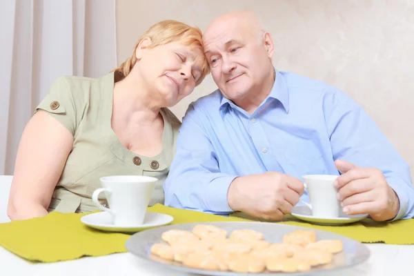 Couple has tea with biscuits — Stock Photo, Image