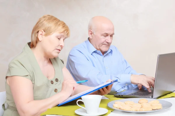 Coppia utilizzando il computer portatile a casa — Foto Stock