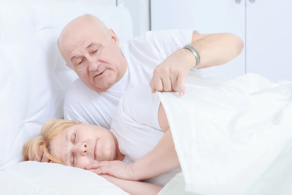 Пожилая пара спит в постели — стоковое фото