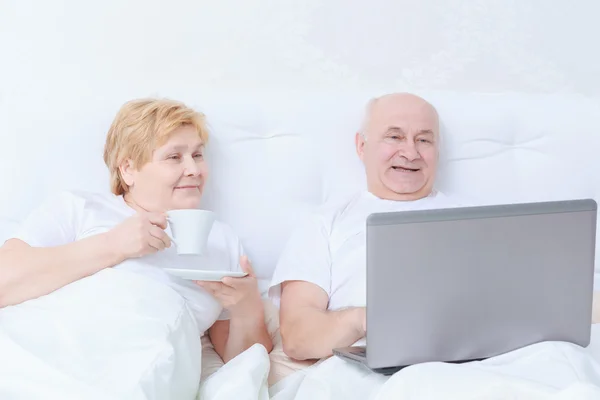 Pareja interactúa en la cama — Foto de Stock