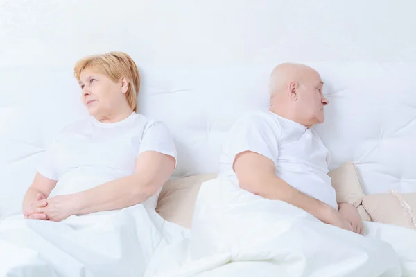 Couple interacts in bed — Stock Photo, Image