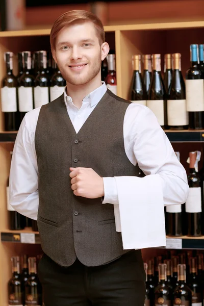 Sommelier im Geschäft in der Nähe von Regalen — Stockfoto