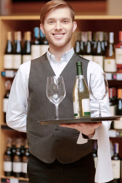 Sommelier com uma bandeja e copos — Fotografia de Stock