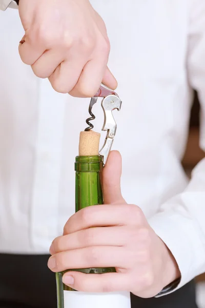 Sommelier Şarap şişesi açar — Stok fotoğraf