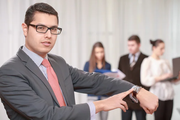 Zakenman met een team tijdens de bijeenkomst — Stockfoto