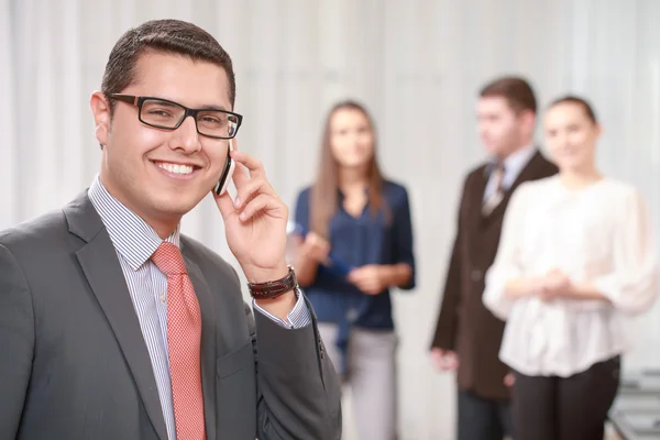 Zakenman met een team tijdens de bijeenkomst — Stockfoto