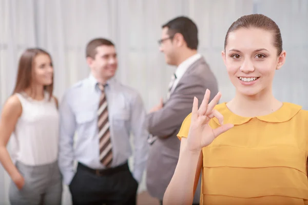 Female business manager managing calls — Stock Photo, Image