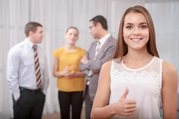 Young business woman shows thumbs up — Stock Photo, Image