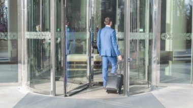 Otele girerken ziyaretçi