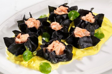Açık siyah ravioli somon ile
