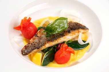 Sebzeli kızarmış balık