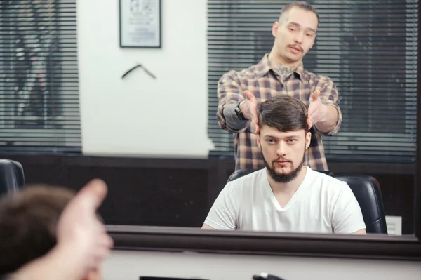 Barber discusses haircut with client — Stock Photo, Image