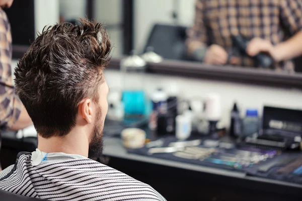 Klienta w sklepie fryzjer — Zdjęcie stockowe