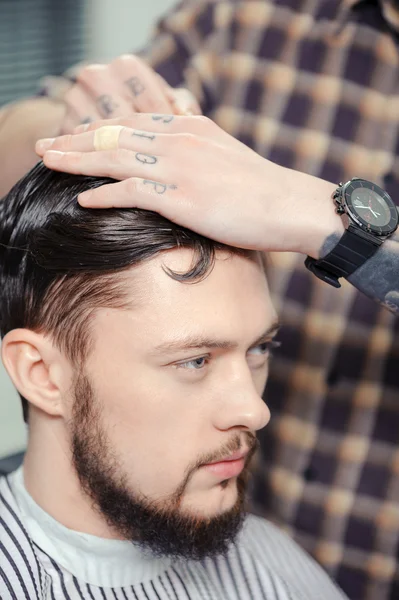 Homem faz um corte de cabelo na barbearia — Fotografia de Stock