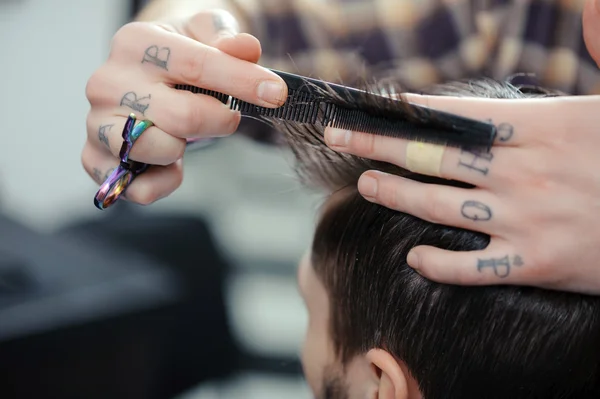 Corte de pelo en peluquería —  Fotos de Stock