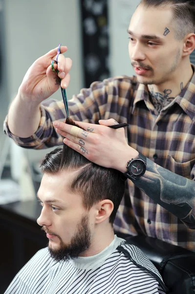 Corte de cabelo na barbearia — Fotografia de Stock