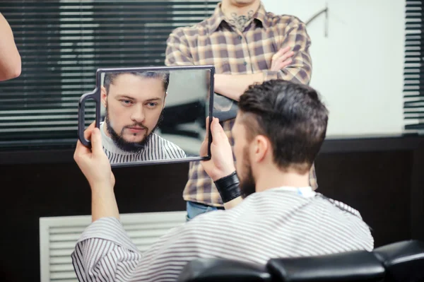 El cliente se mira al espejo — Foto de Stock