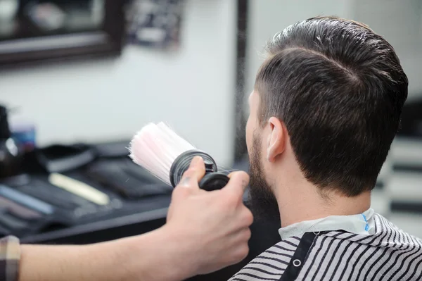 Hairdresser sprinkles a client with brush — Stock Photo, Image