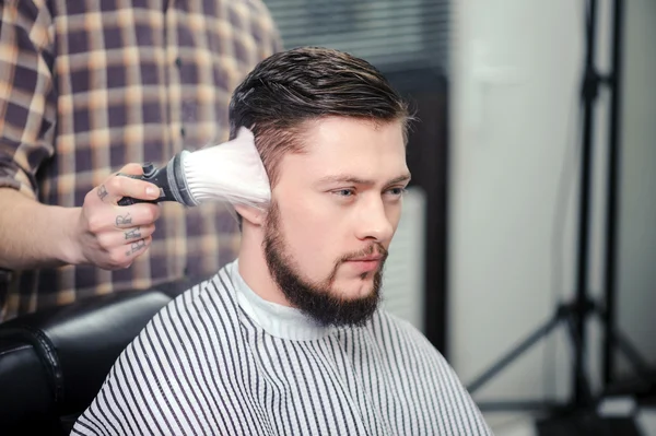 Il parrucchiere spruzza un cliente con il pennello — Foto Stock