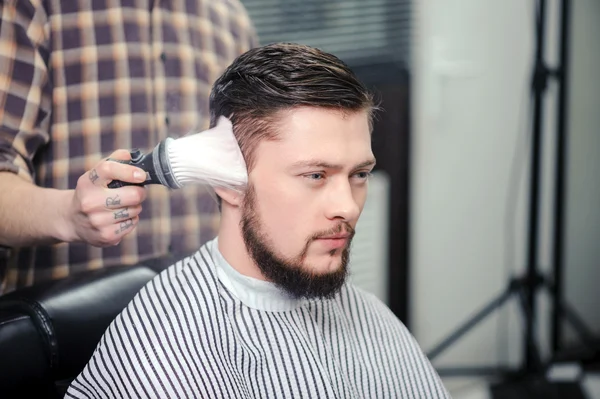 Hairdresser sprinkles a client with brush — Stock Photo, Image