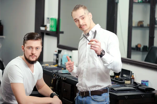 Мужской клиент и парикмахер в парикмахерской — стоковое фото
