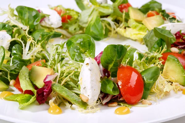 Salat mit Mozzarella und Tomaten — Stockfoto