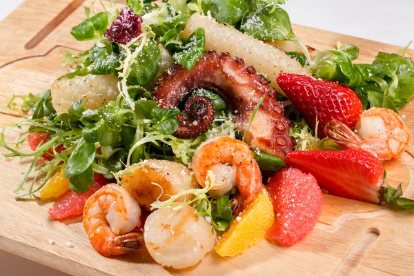 Insalata di frutti di mare con polpo e gamberetti — Foto Stock