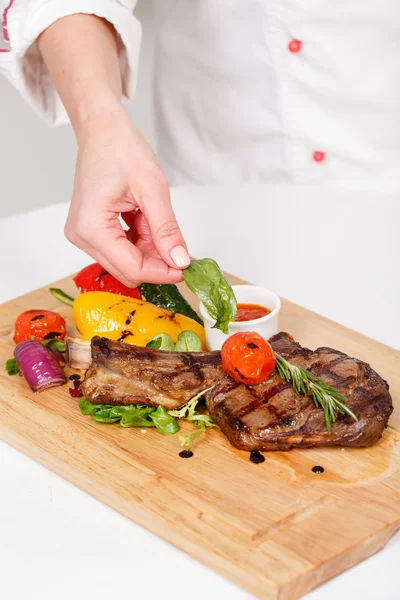 튀긴된 고기 스테이크를 제공 하는 손 — 스톡 사진