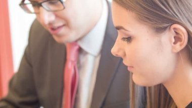 Genç esmer gülümseyen kadın oturup hoş patronu ile konuşmak