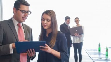 Seçici odak üzerinde ciddi adam ayakta bazı önemli anlar tartışıyor