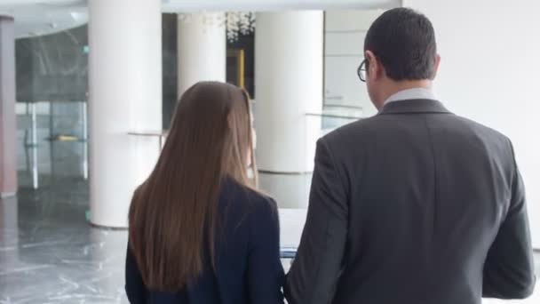 Jovem de cabelos escuros bela mulher sorridente indo conversar com o chefe — Vídeo de Stock