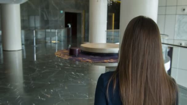 Junge selbstbewusste Frau in schwarzer Bluse geht beim Interview geradeaus zurück — Stockvideo